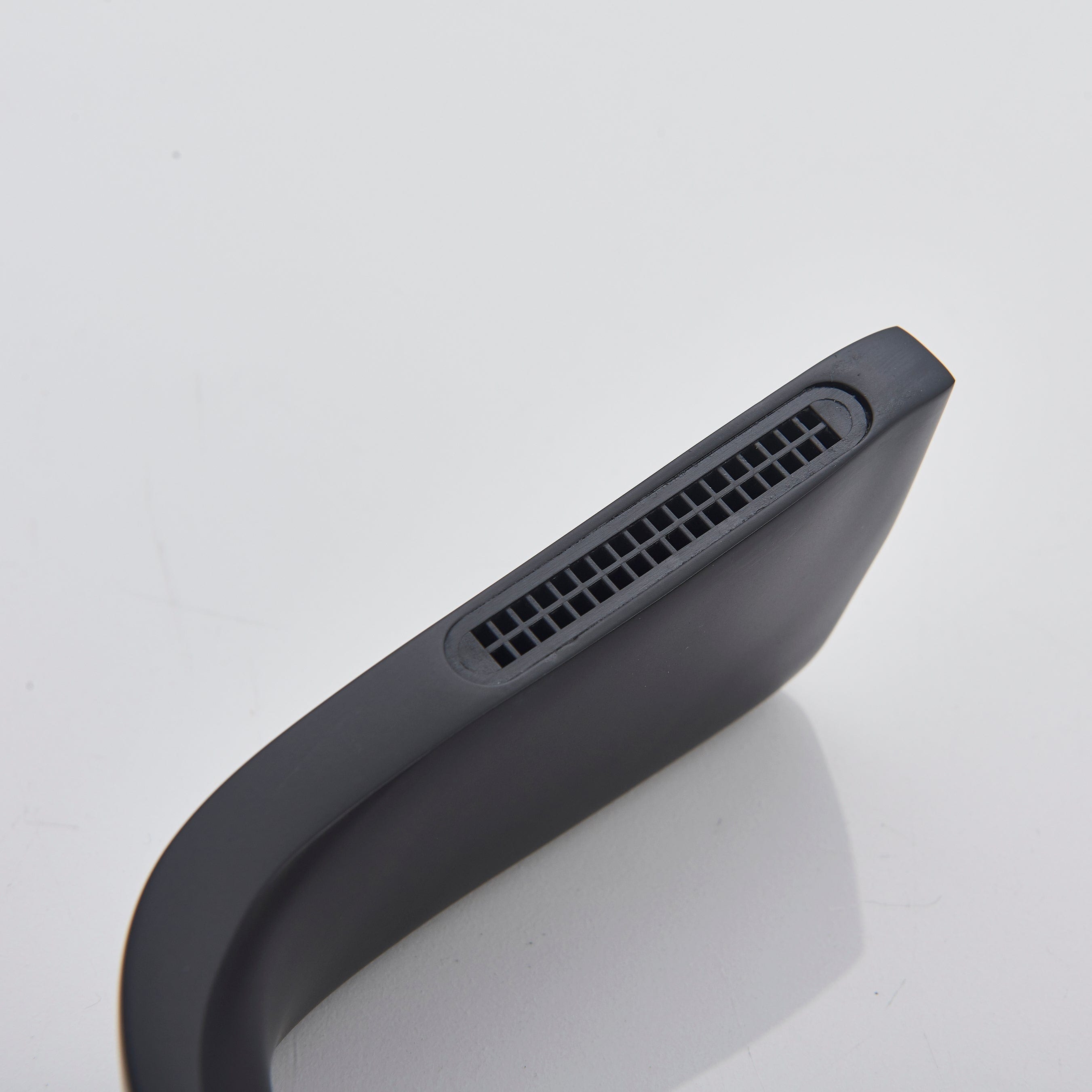 Baterie lavoar cu un singur maner si orificiu, tip cascada, negru cu bronz