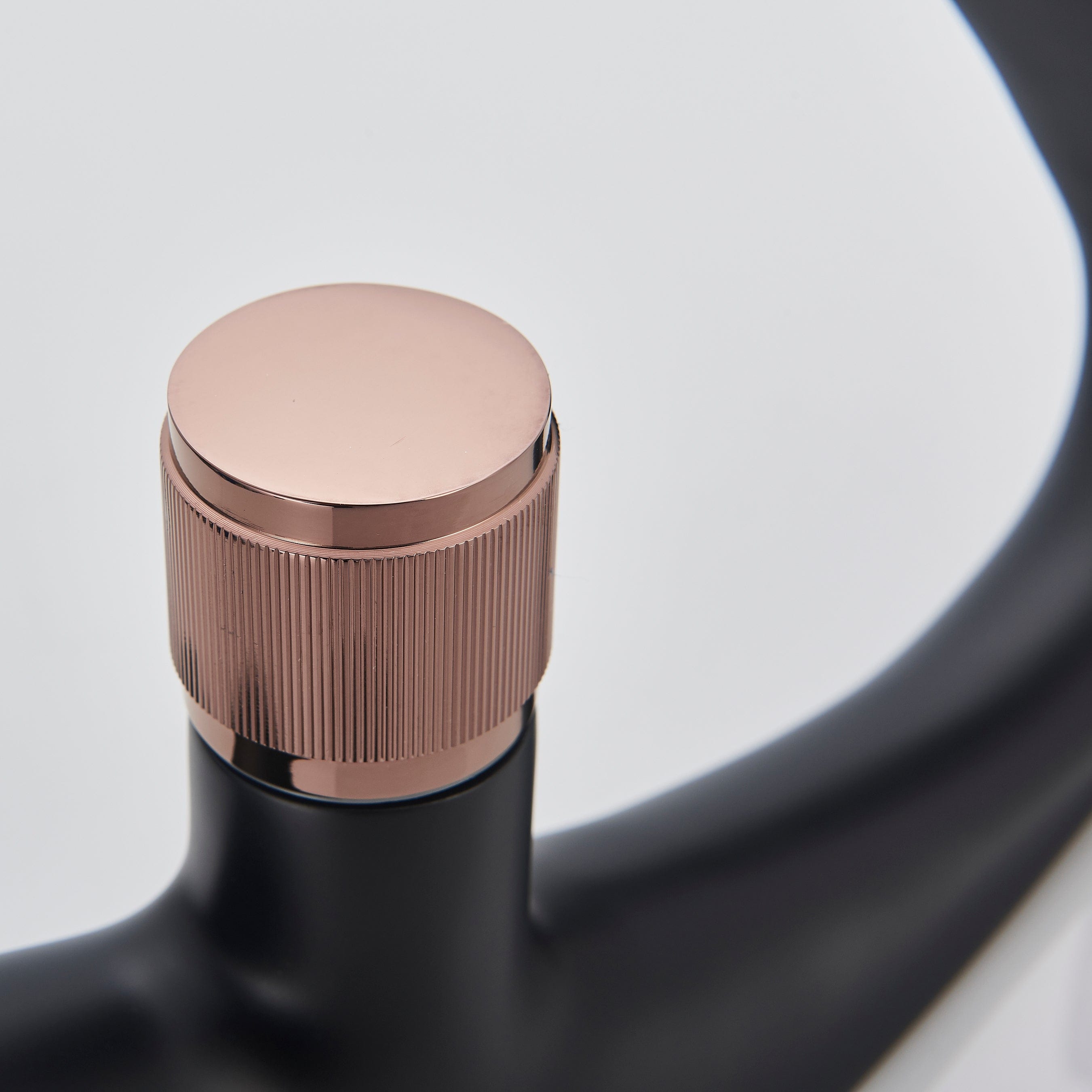 Baterie lavoar cu un singur maner si orificiu, tip cascada, negru cu bronz