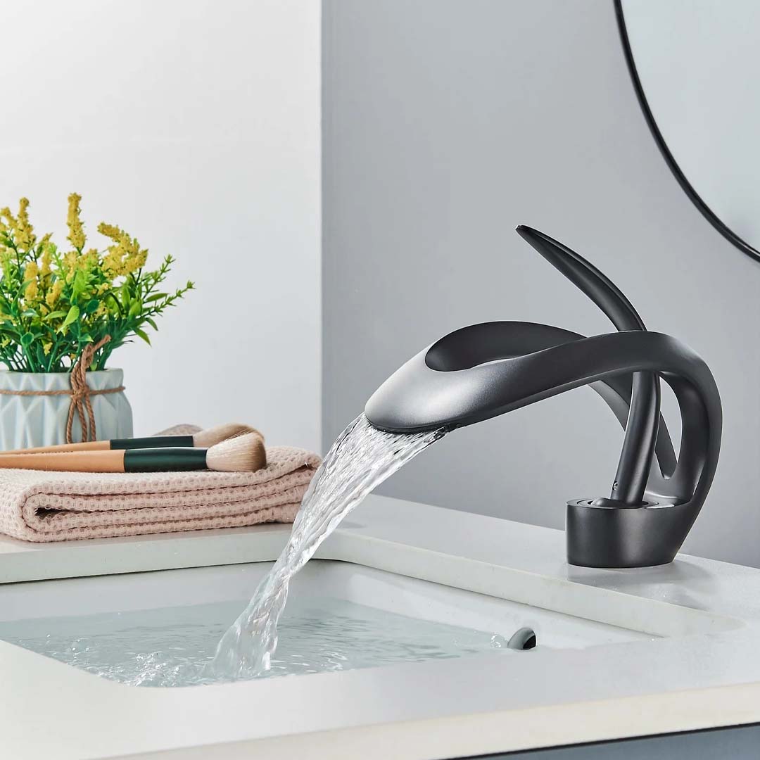 Baterie lavoar cu un singur maner si orificiu, tip cascada, negru mat