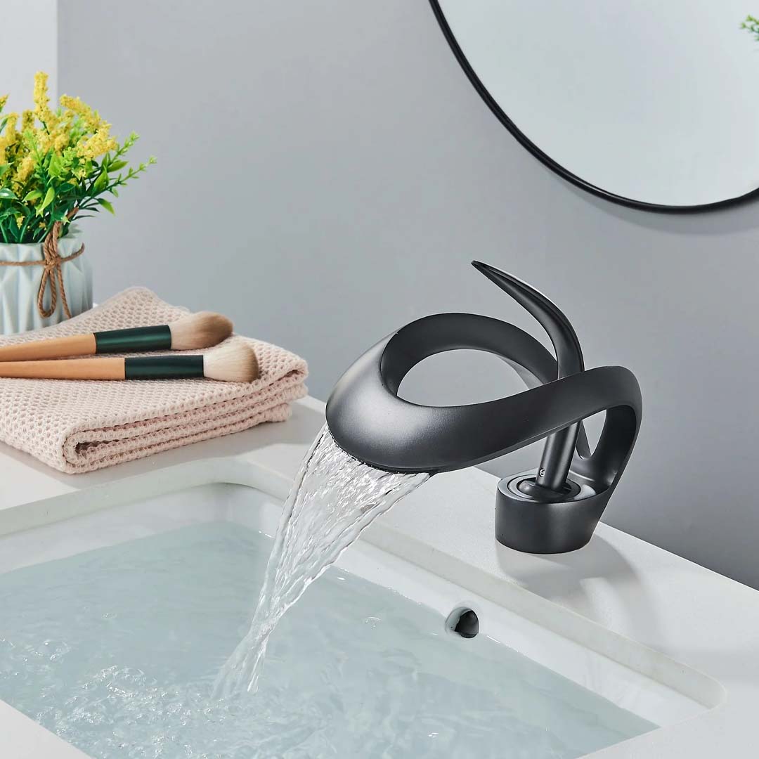 Baterie lavoar cu un singur maner si orificiu, tip cascada, negru mat