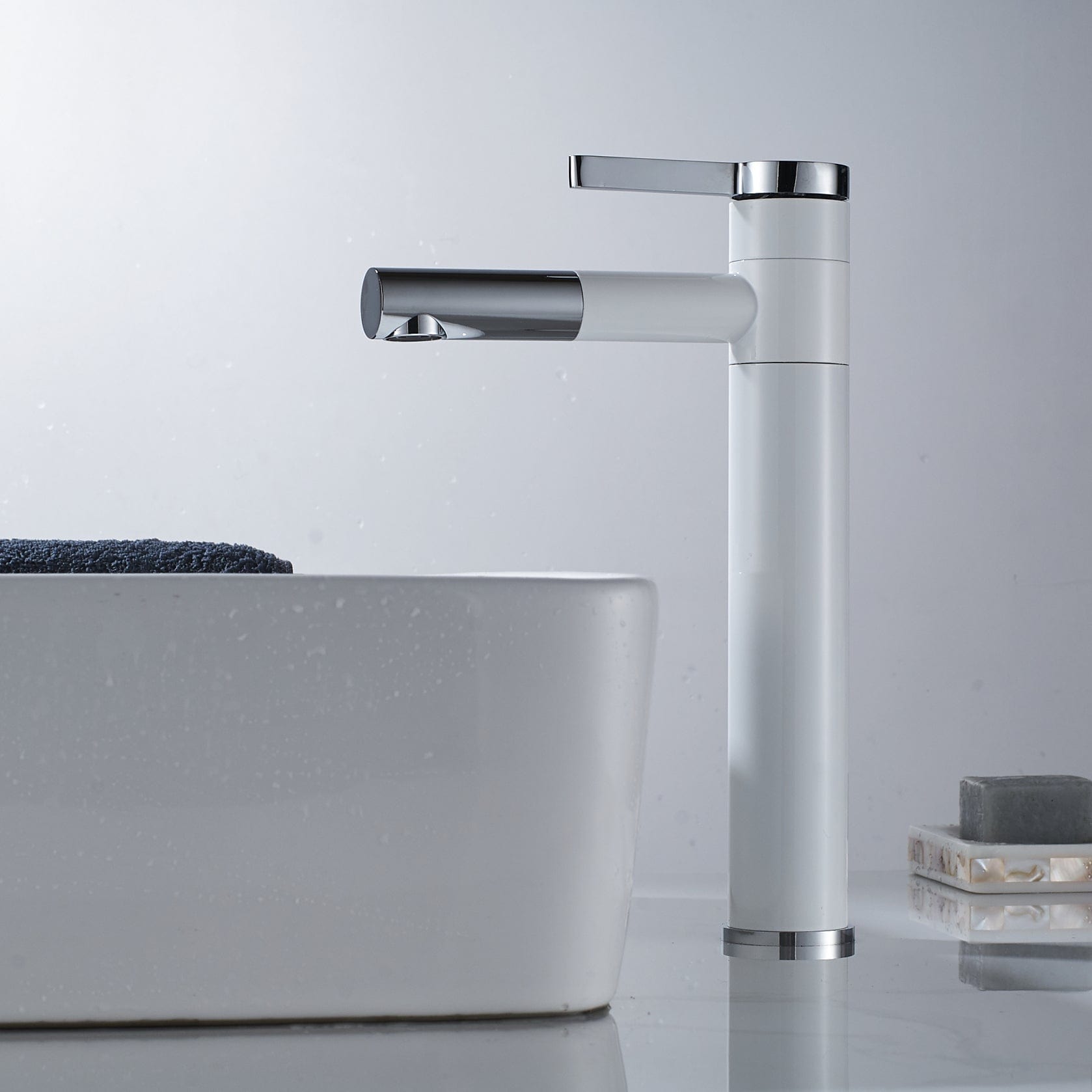 Baterie lavoar, din alama cu montare in blat, alb si cromat