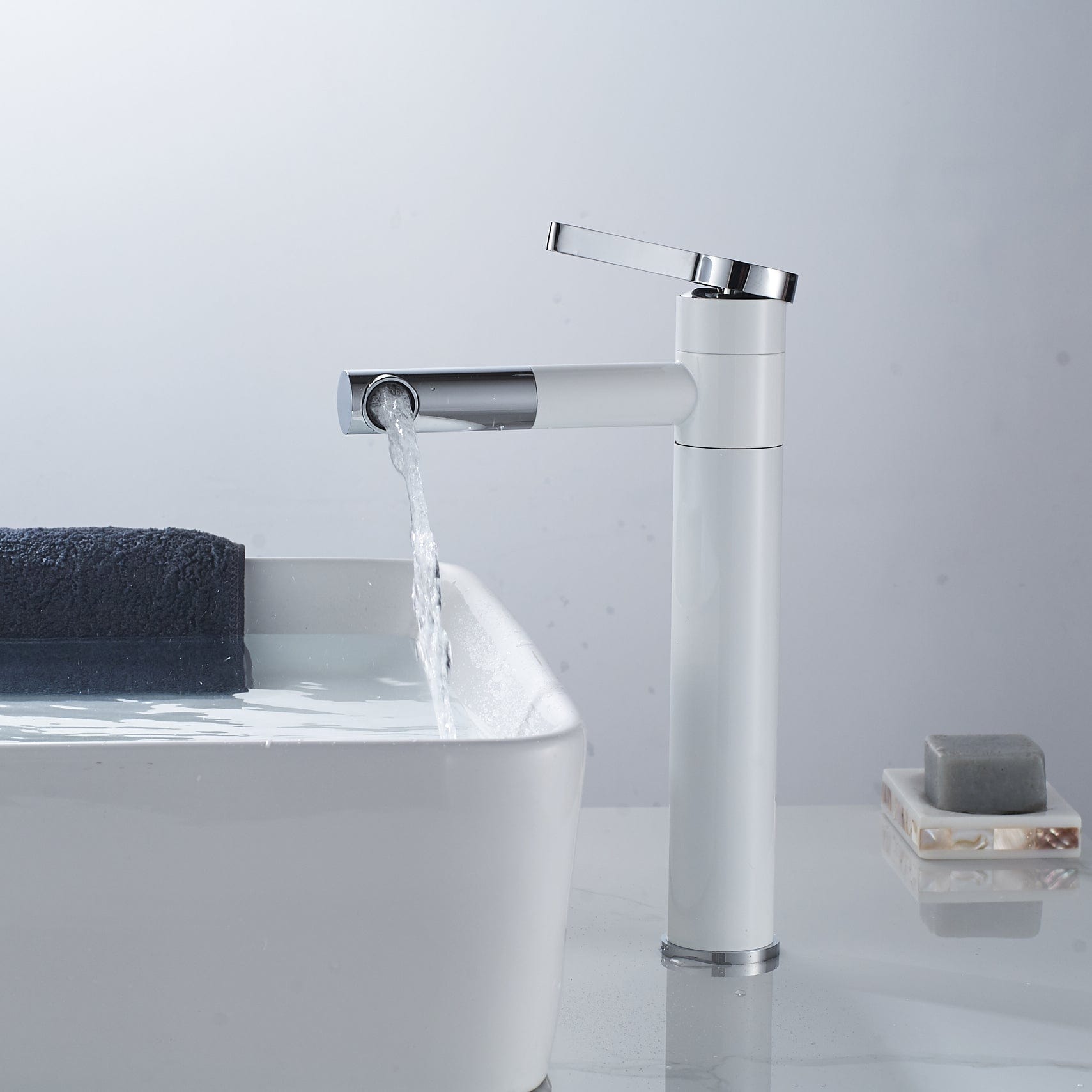 Baterie lavoar, din alama cu montare in blat, alb si cromat