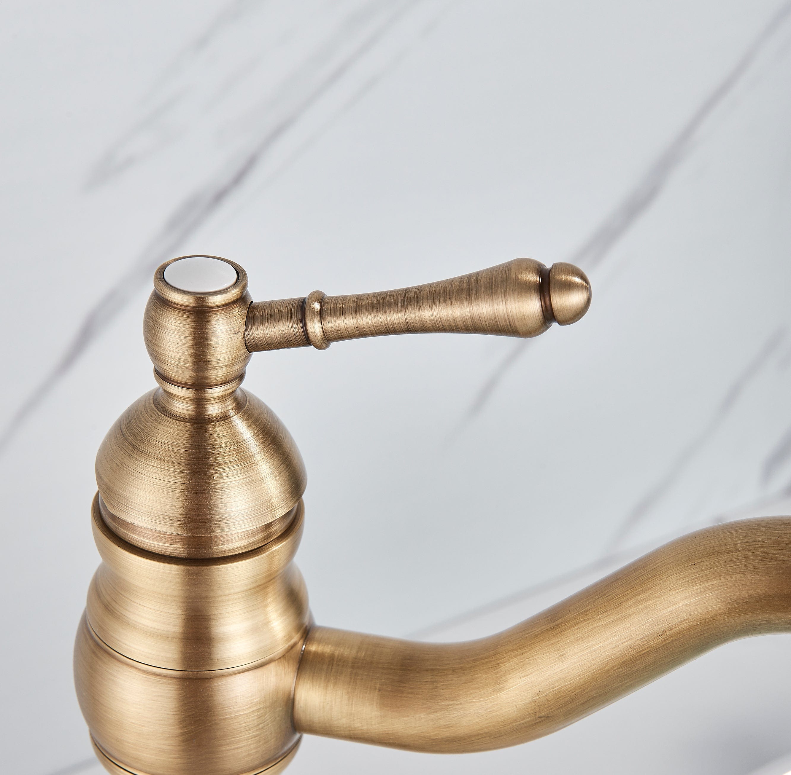 Baterie lavoar retro Groben Nose , montare pe blat, pipa flexibila 360 de grade, aurie antichizata