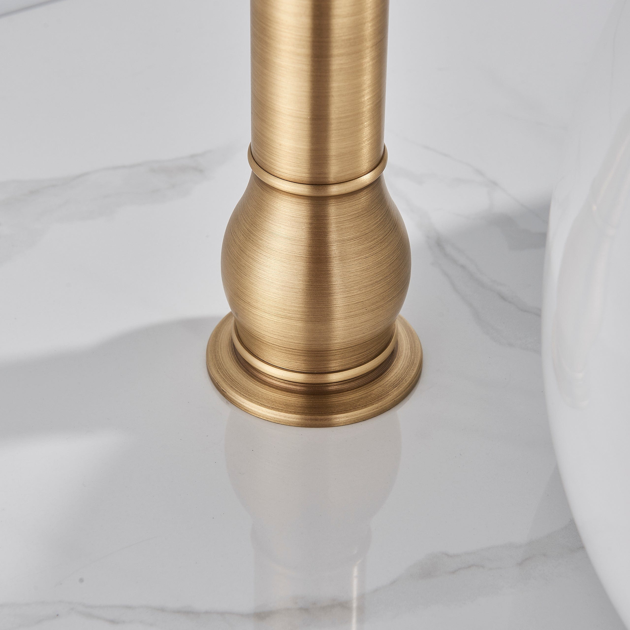 Baterie lavoar retro Groben Nose , montare pe blat, pipa flexibila 360 de grade, aurie antichizata