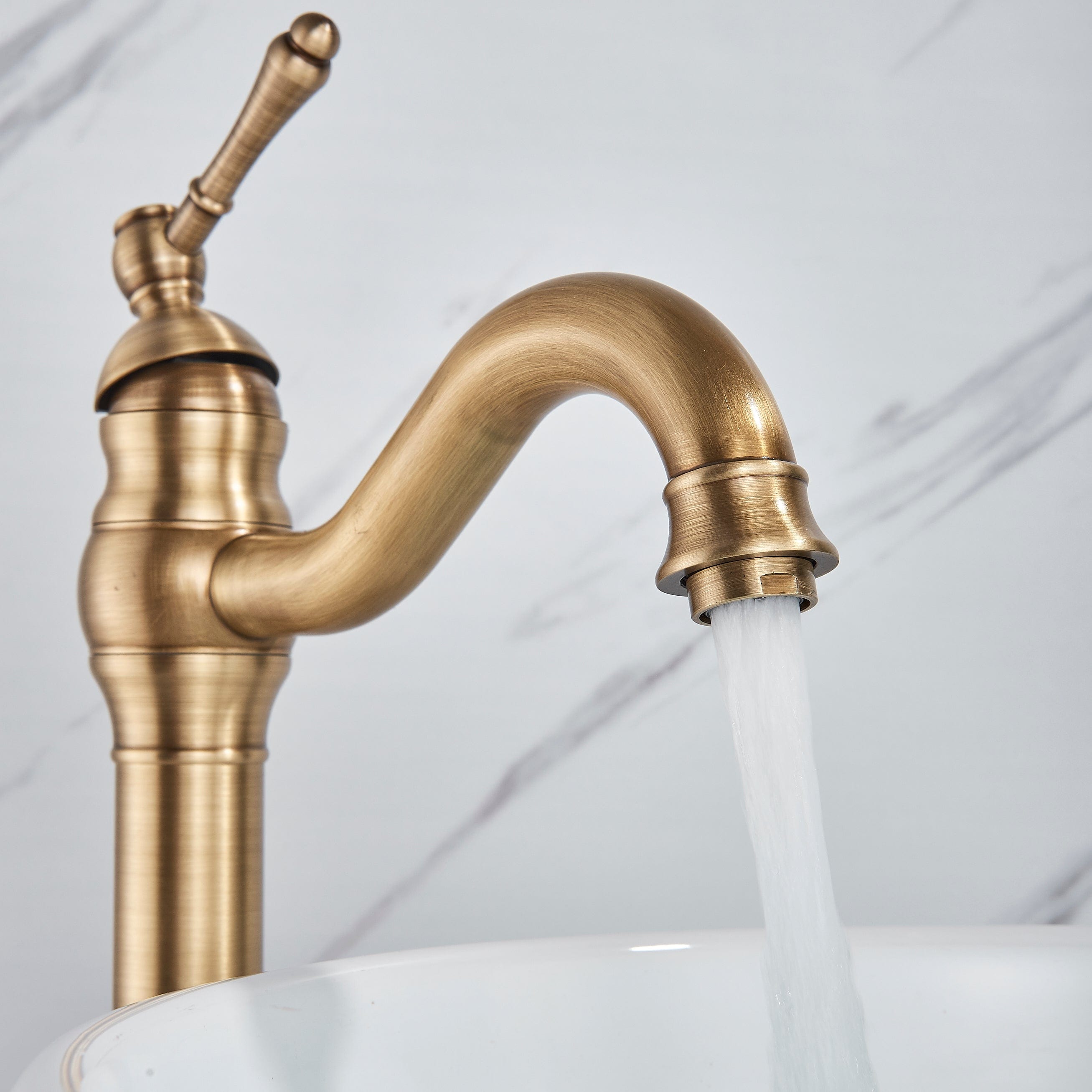 Baterie lavoar retro Groben Nose , montare pe blat, pipa flexibila 360 de grade, aurie antichizata