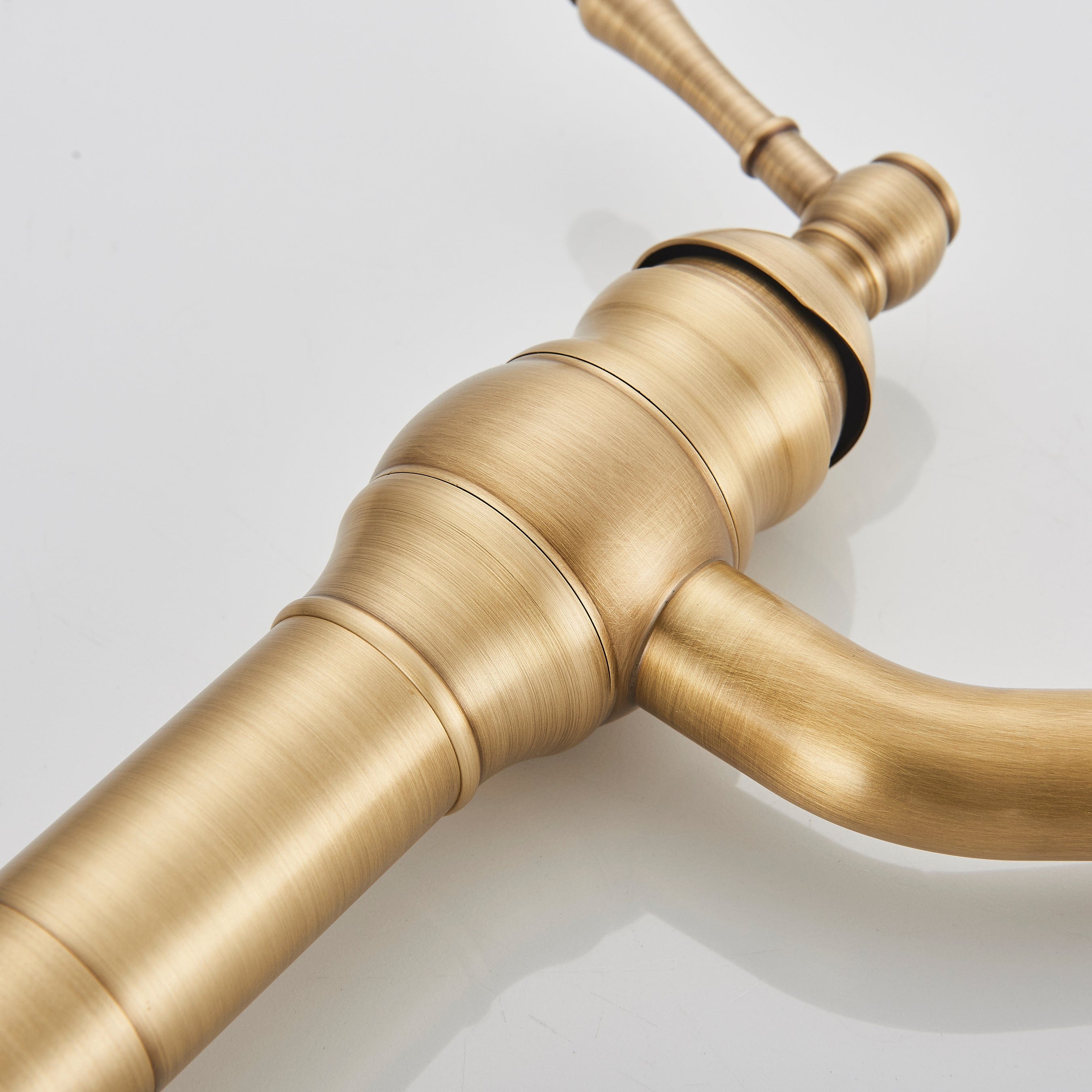 Baterie lavoar retro Groben Nose , montare pe blat, pipa flexibila 360 de grade, aurie antichizata