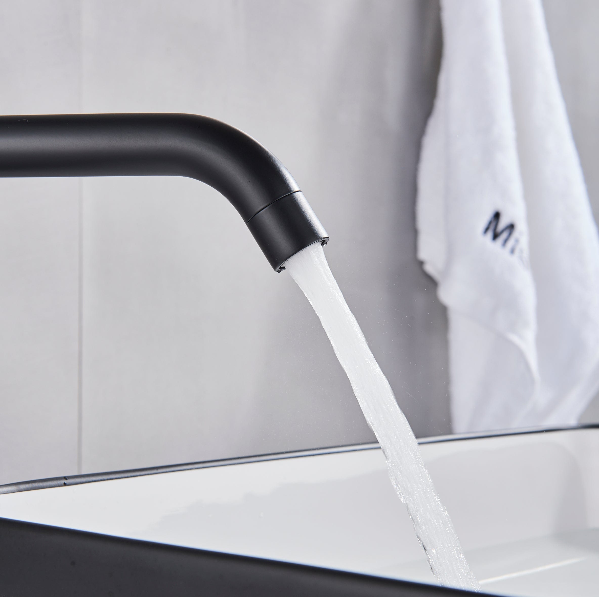 Baterie lavoar slim, cu montare in blat, negru mat