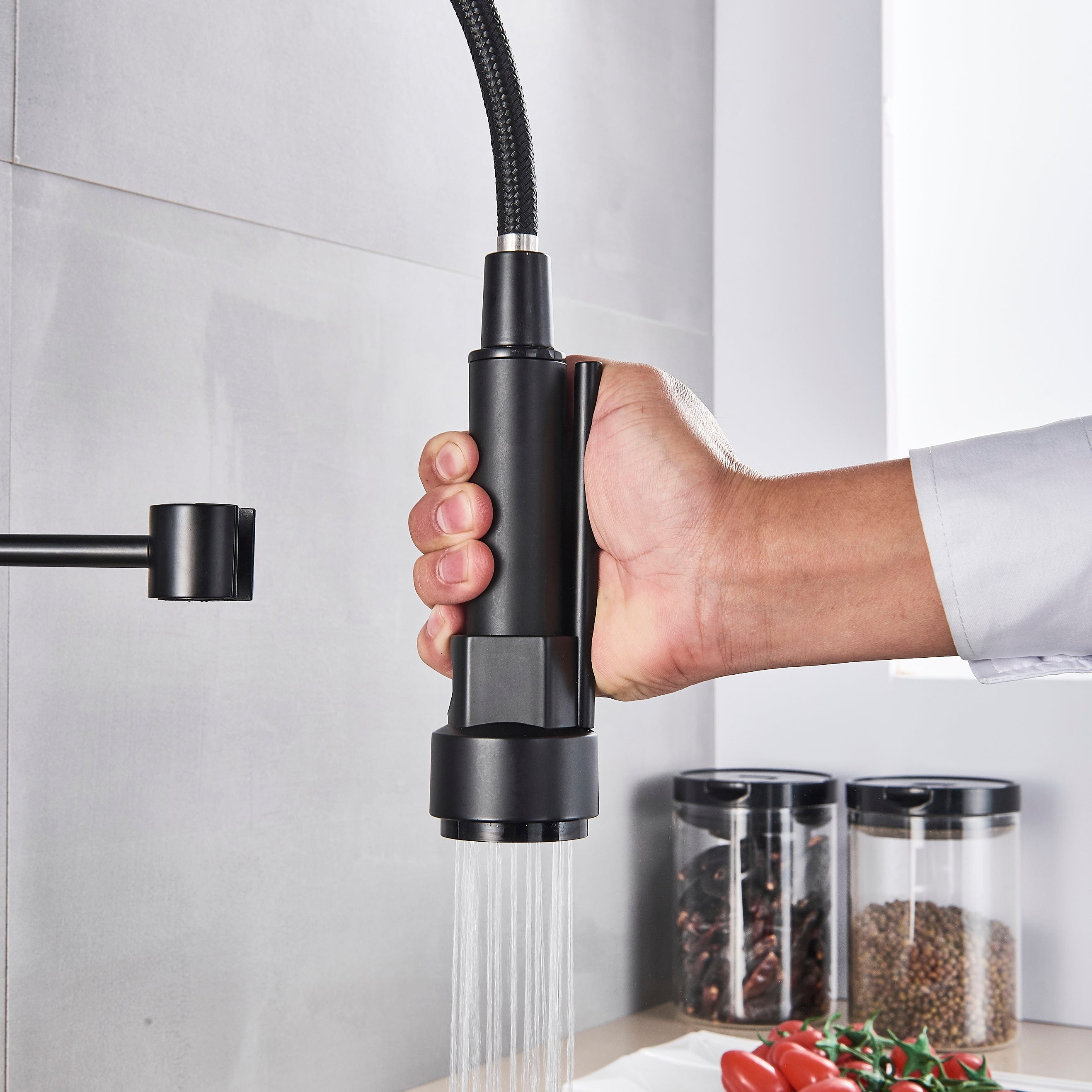 Baterie profesionala cu dus detasabil si 2 functii de curgere a apei, negru mat