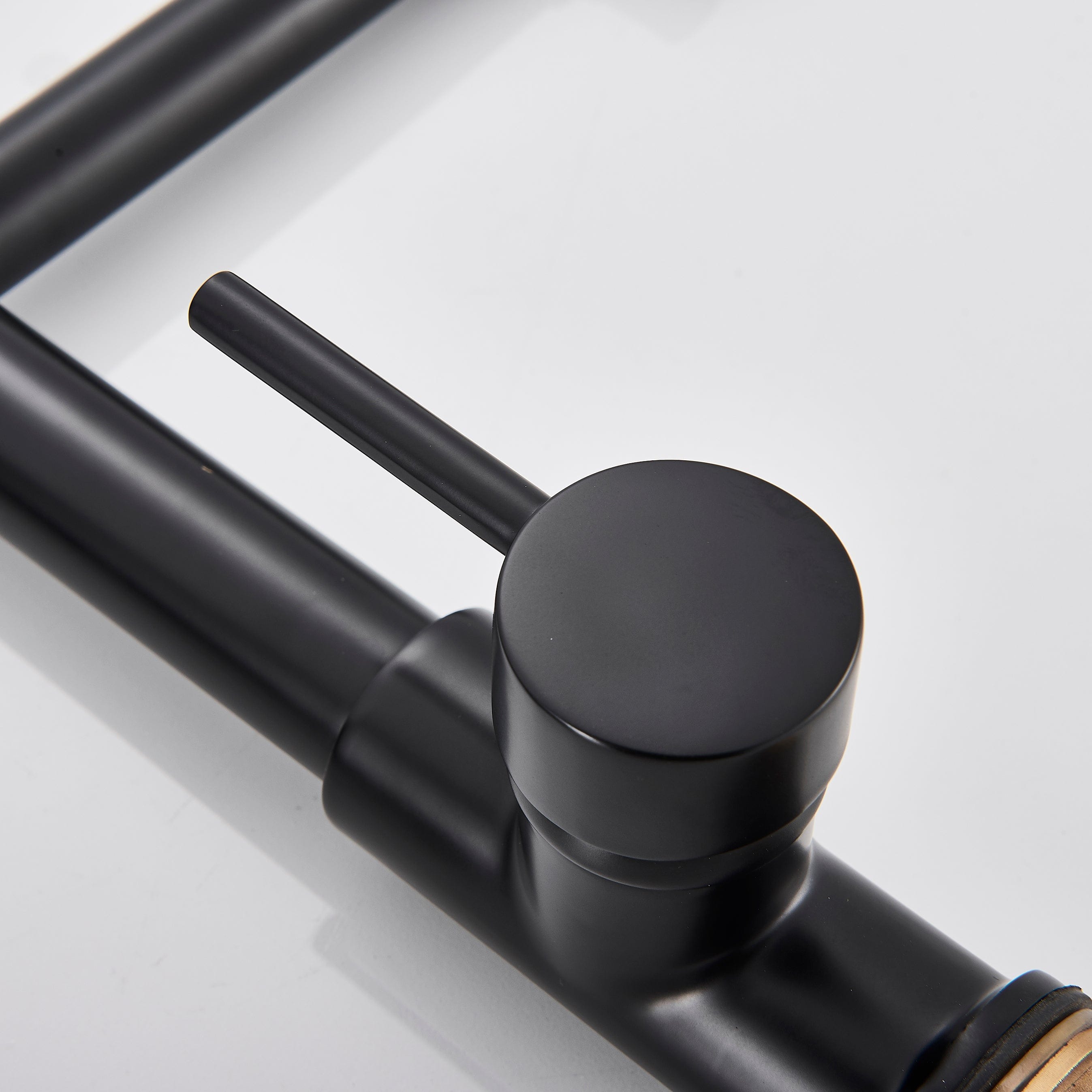 Baterie profesionala cu dus detasabil si 2 functii de curgere a apei, negru mat