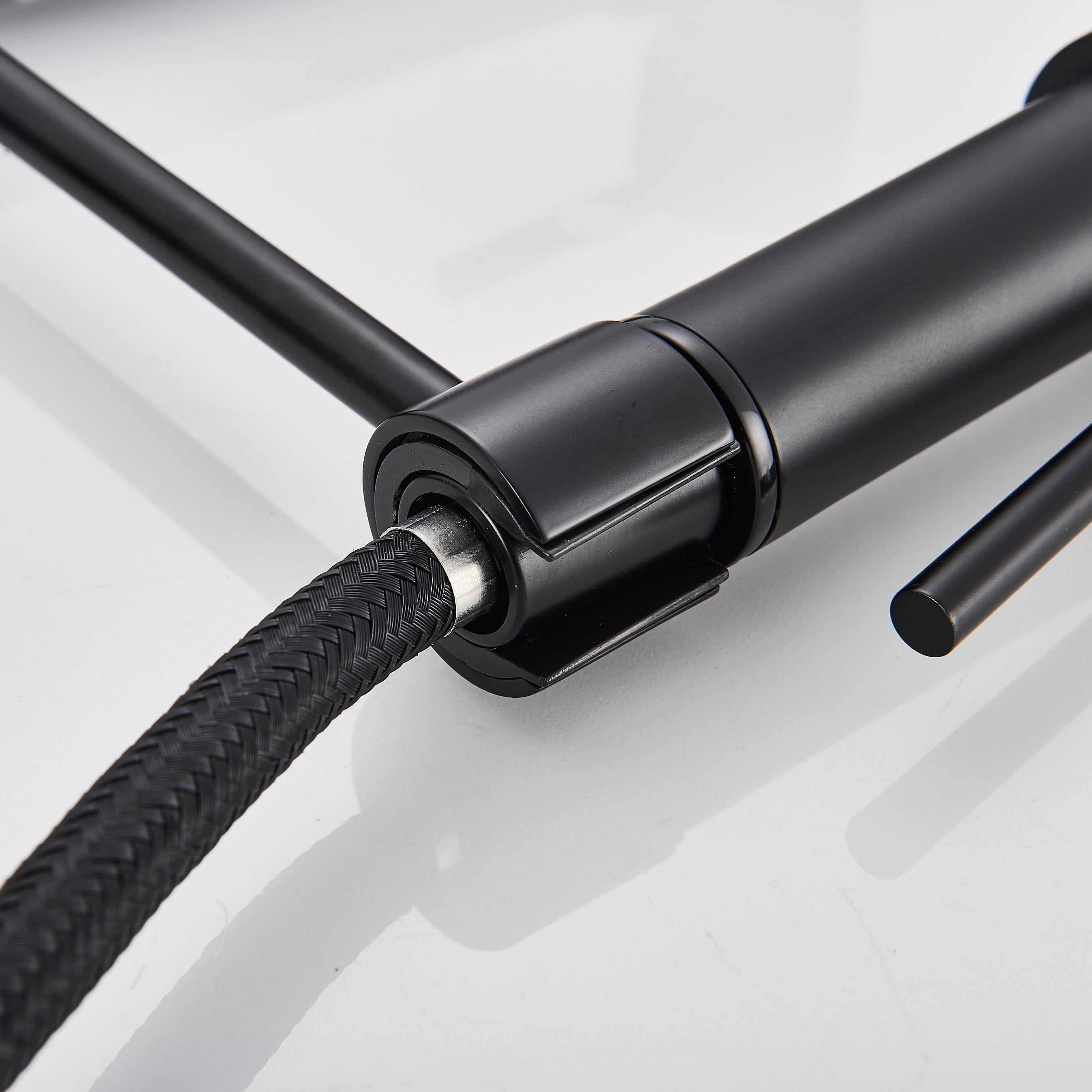 Baterie profesionala cu dus detasabil si 2 functii de curgere a apei, negru mat