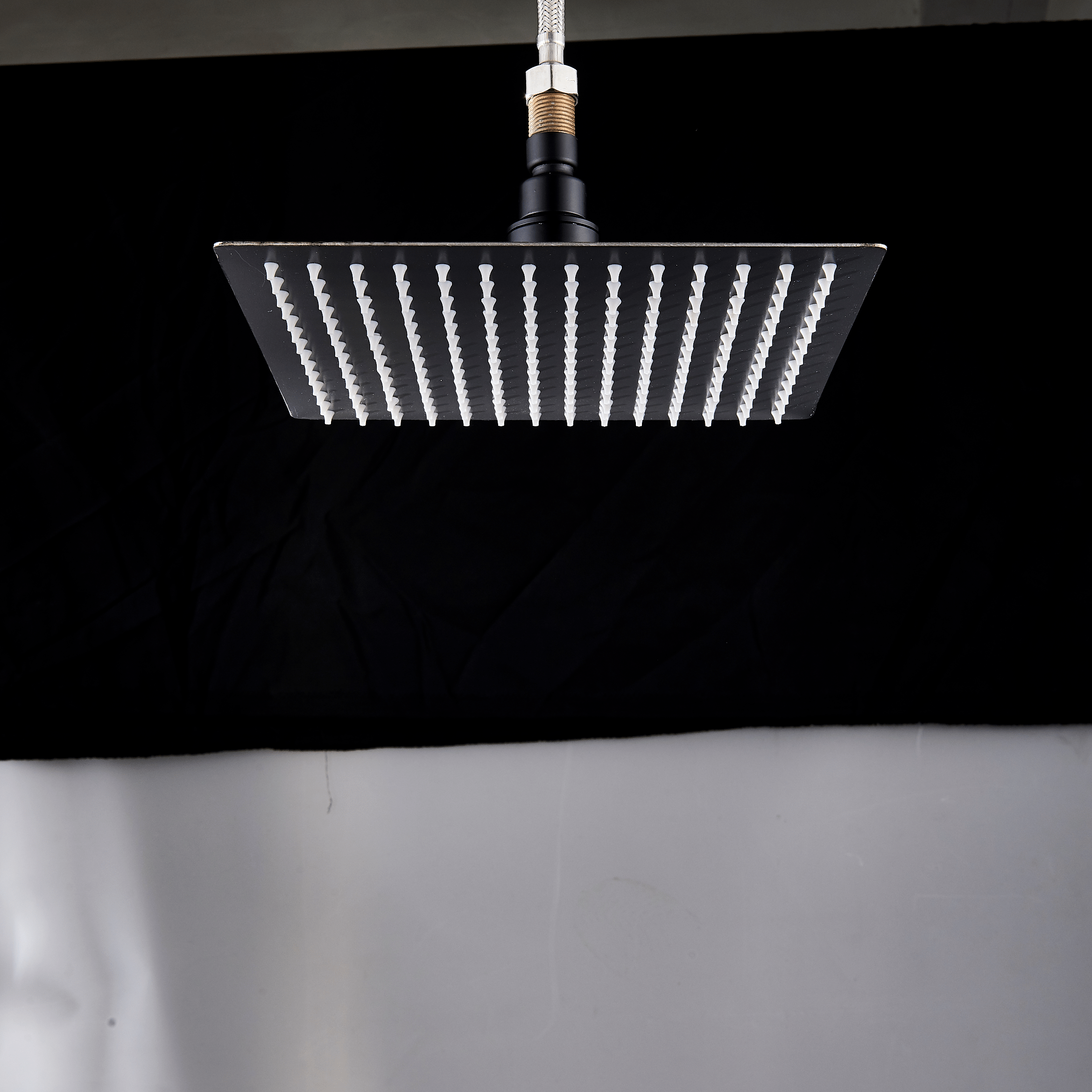 Set de dus negru incastrabil in tavan, cu para patrata 30 cm, 3 functii de curgere a apei