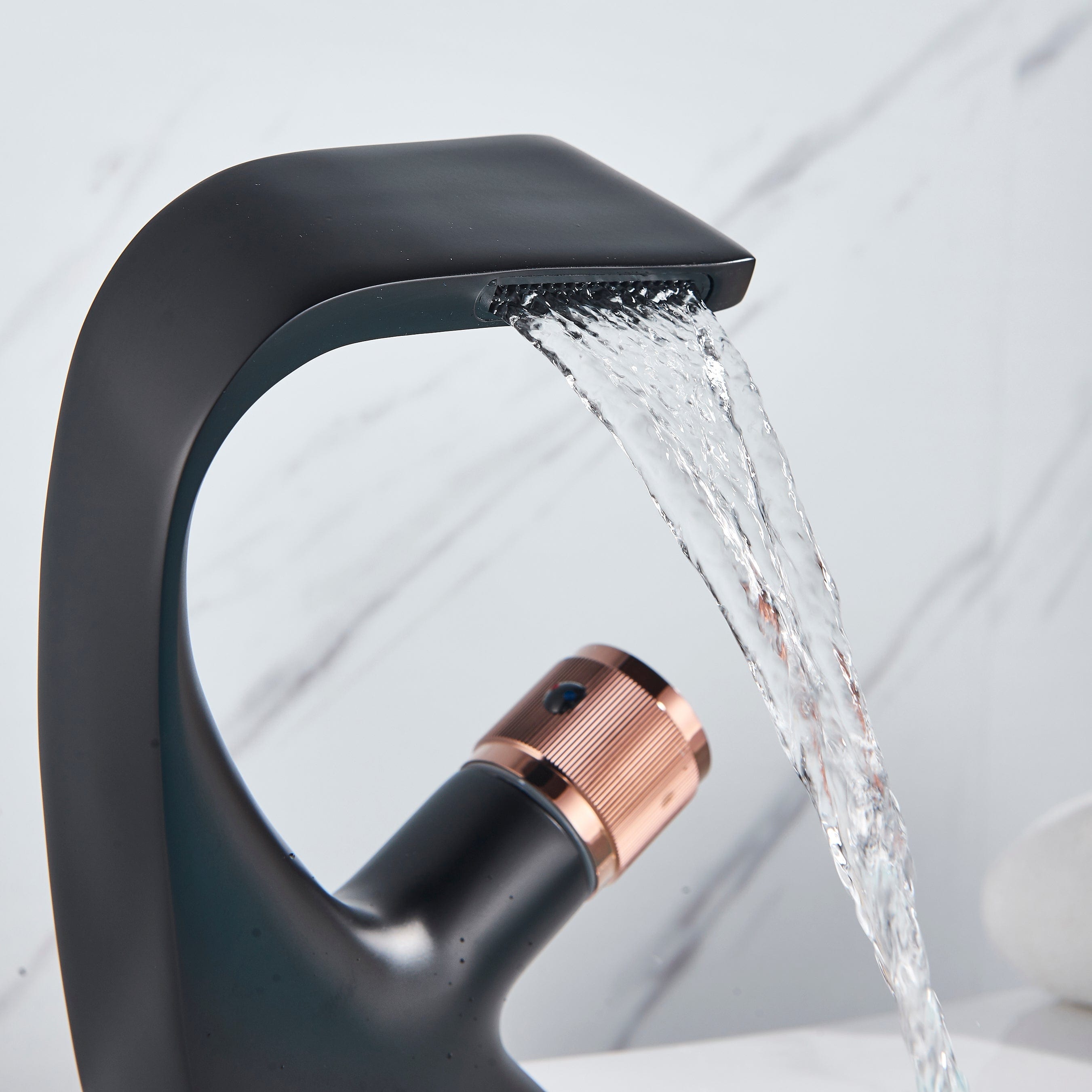 Baterie lavoar cu un singur maner si orificiu, tip cascada, negru cu bronz